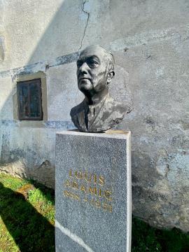 Kip Louisa Adamiča pred graščino Praproče